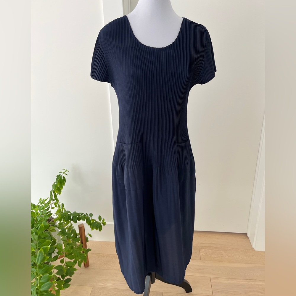 DRESS Midi Navy Blue Short Sleeve Pleated Stretchy Bodice Full Skirt Minimalist